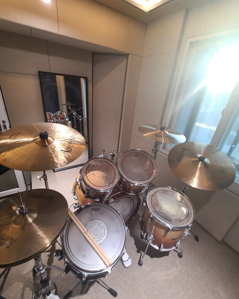 A drum practice room at the Sillim studio, with daylight from a window / 창으로 햇빛이 드는 신림점 드럼 연습실